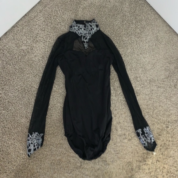 Dance costume - Picture 1 of 3